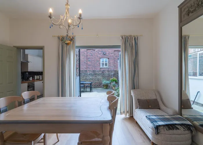 St Denys View With Free Parking Apartment *