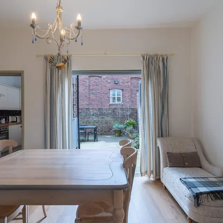 St Denys View With Free Parking Apartmán *